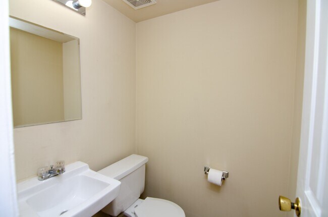 Building Photo - 415 Eddy Ln