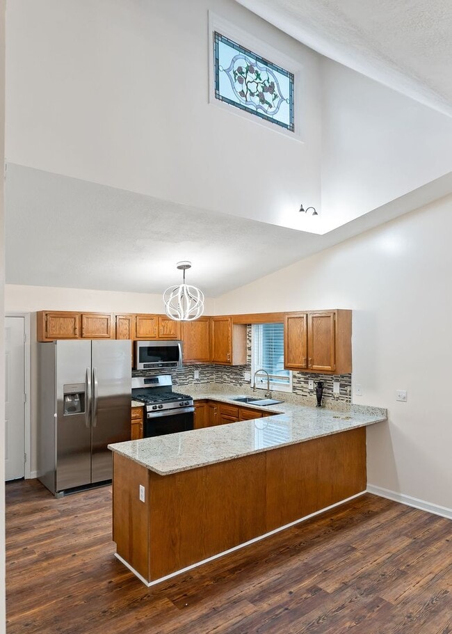 Building Photo - Location, location, location! 3 bedroom / 2 bath remodeled home in the middle of Fairfield Glade ...