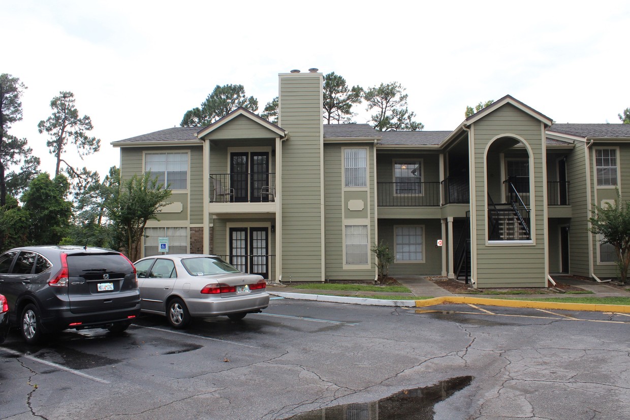 Outside-2nd Floor Corner Unit - 2550 N Alafaya Trail