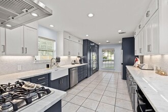 Building Photo - 827 Thicket Ln