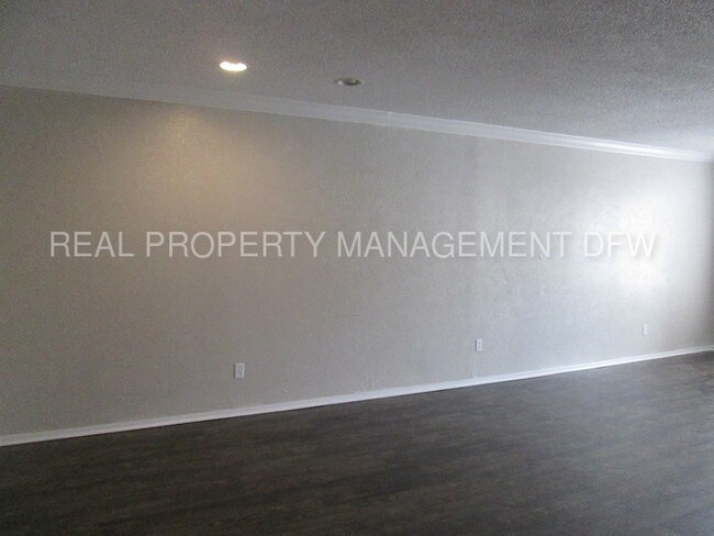 Building Photo - 5059 Ridglea Ln