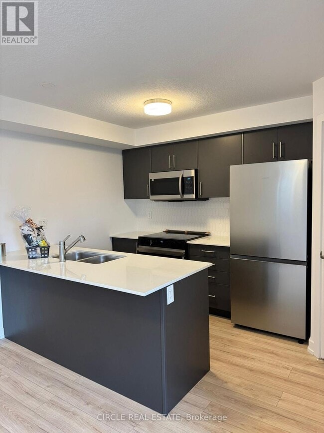 Building Photo - 940 St David St N