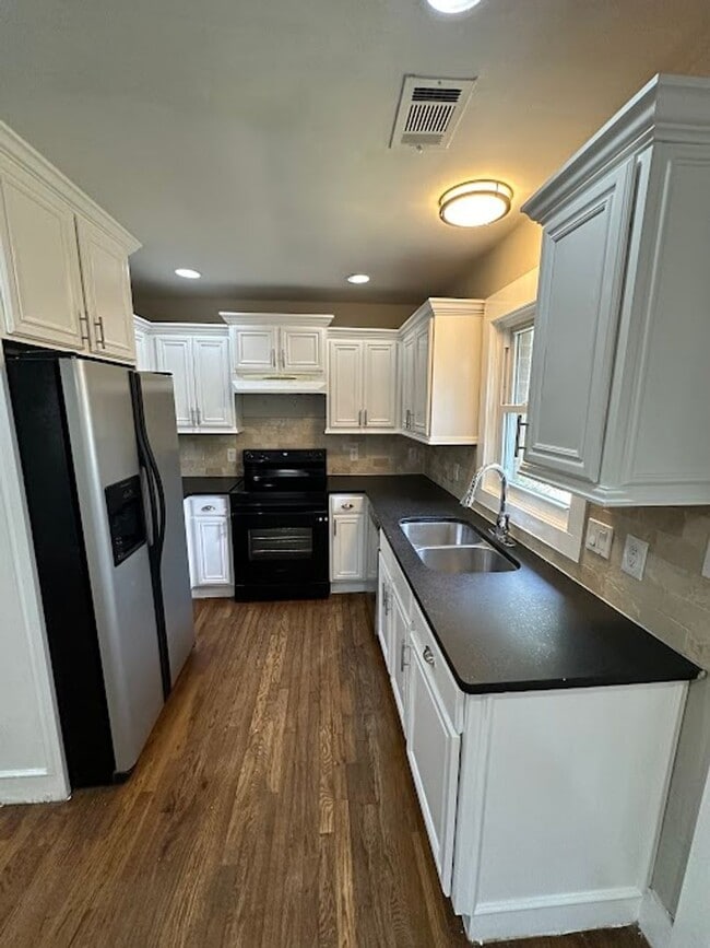 Building Photo - 2116 Seavey Dr