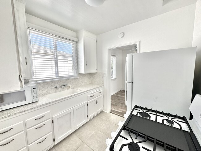 Foto del edificio - Light, bright, & SPACIOUS - 1 Bed/1 Bath T...