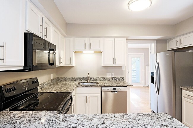 Building Photo - Move-in Ready End-Unit Stonehenge Townhome