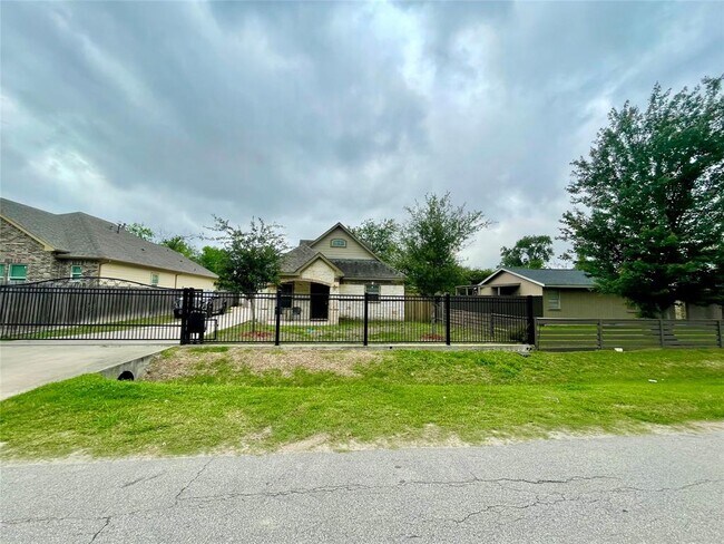 Building Photo - 5922 Glen Lee Dr