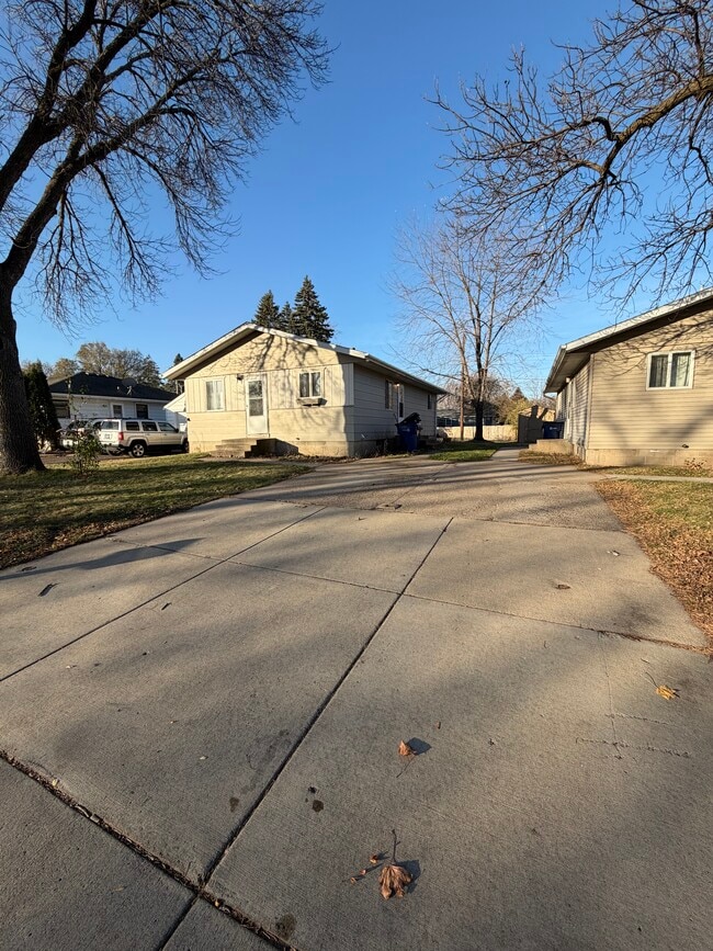 Building Photo - 1109 33rd Ave N