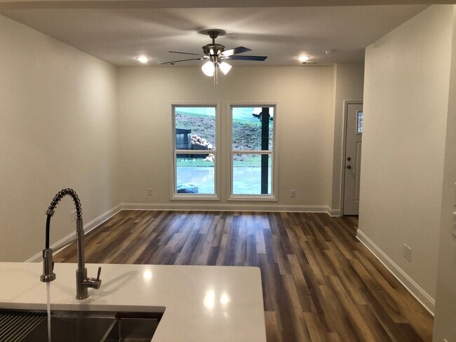 Building Photo - r38