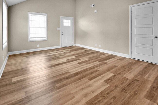 Building Photo - Pet Friendly Three Bedroom!