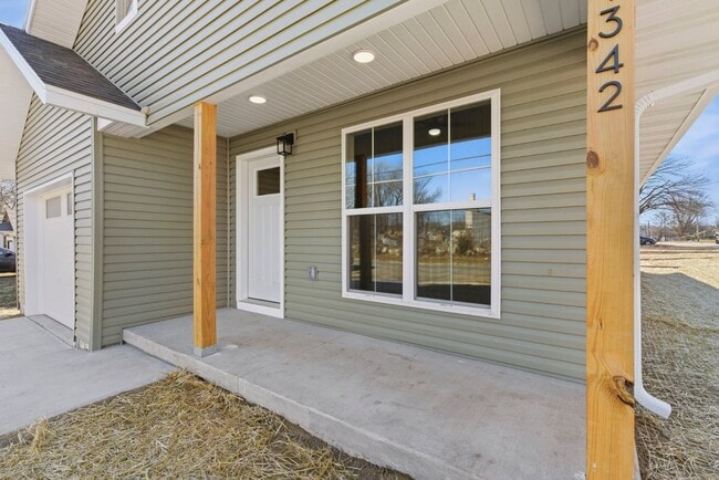 Building Photo - 1342 E Blaine St