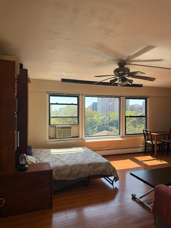 Murphy bed down 1 - 4880 N Marine Dr