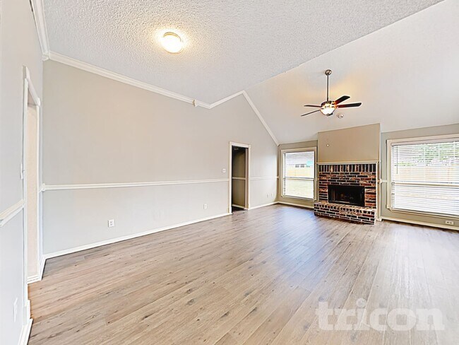 Foto del edificio - 229 Willow Creek Dr