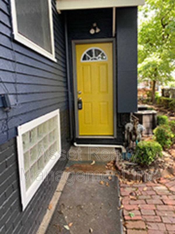 Building Photo - 602 Caswell Ave