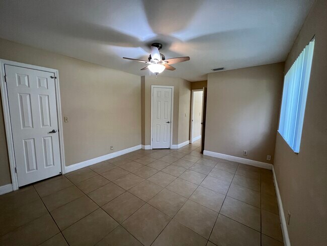 Foto del edificio - 3370 Pinewalk Dr N