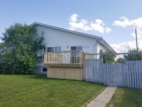 Building Photo - 6017 52 Ave