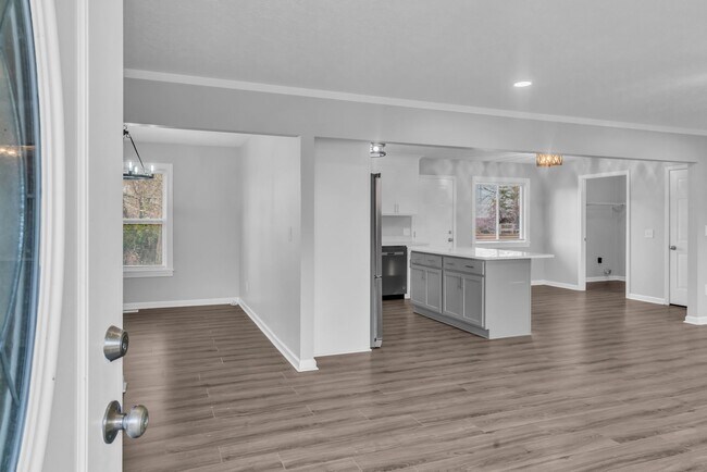 Building Photo - 337 Hickory Dr