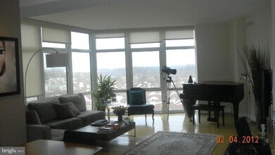 Building Photo - 8220 Crestwood Heights Dr