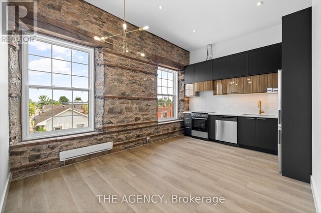 Building Photo - 163 Main St E