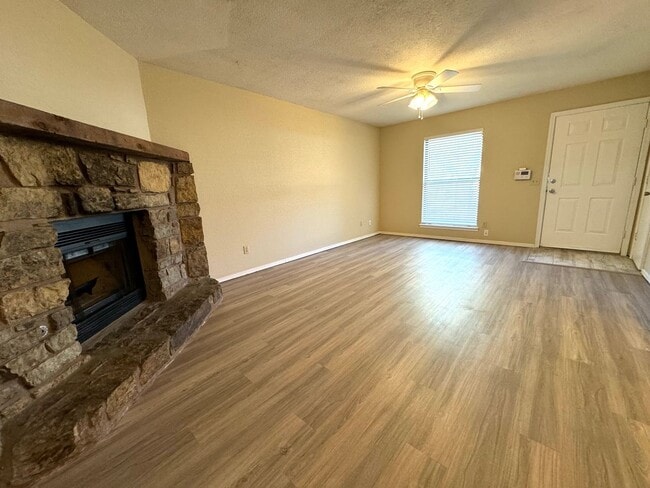 Building Photo - 3 bedroom 2 bathroom home Near In Broken A...