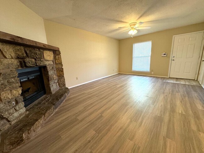 Foto del edificio - 3 bedroom 2 bathroom home Near In Broken A...