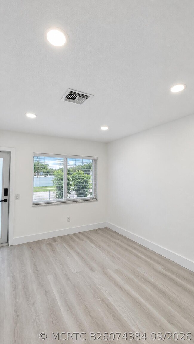Foto del edificio - 801 NW 105th St