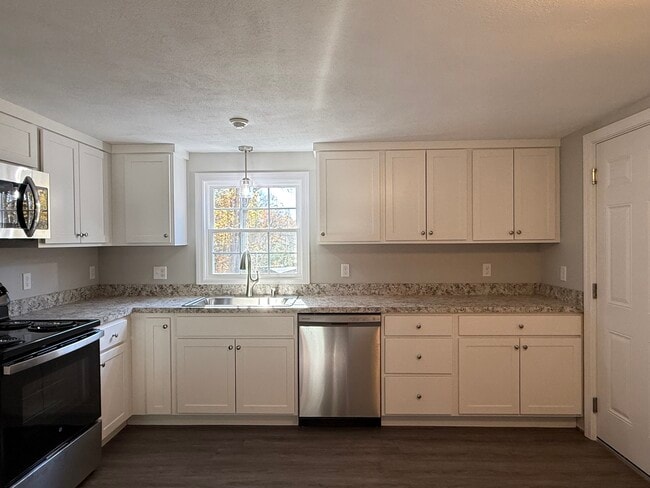 Building Photo - 484 Victory Hwy