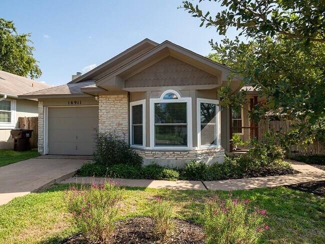 Foto del edificio - 16911 Village Oak Loop
