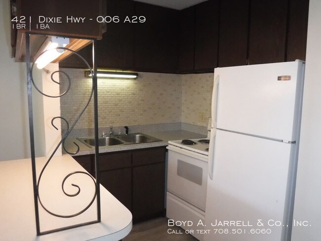 Building Photo - Quiet one bedroom, immediate occupancy