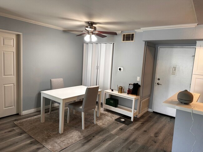 Building Photo - 5565 Canoga Ave