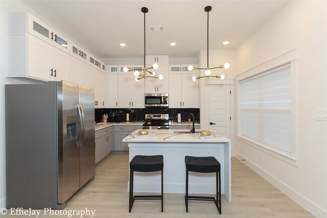 Foto del edificio - 4834 Higgins St