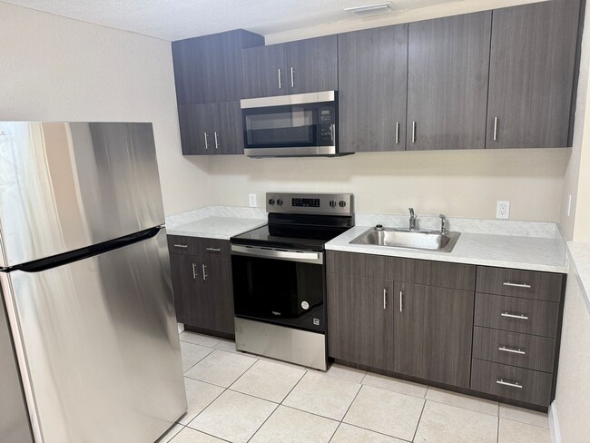 Foto del edificio - Fully Renovated and Modern 3/1 Available Now!