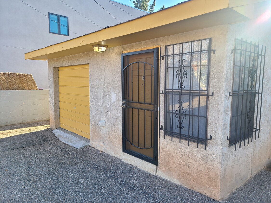 NICE NOB HILL 3 BEDROOM DUPLEX. GARAGE + AT-DOOR PARKING IN YOUR OWN PRIVATE LOT. WROUGHT IRON. - 522 Wellesley Dr SE