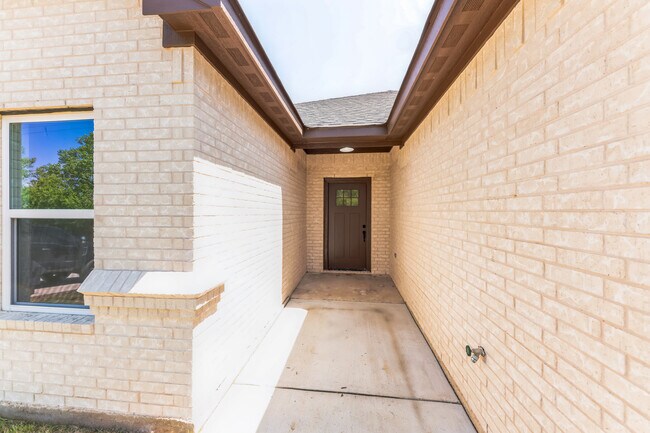 Building Photo - 2605 Hillcrest Dr