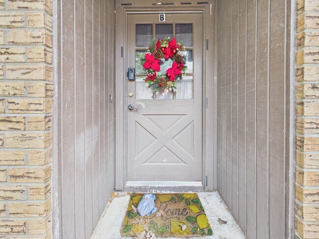 Foto del edificio - 2208 Young Pl