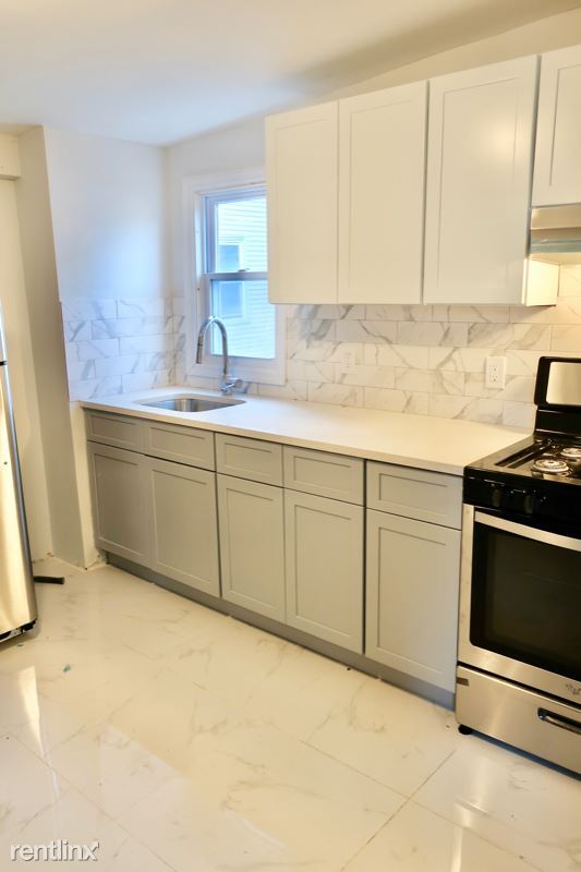 Building Photo - 3 br, 1 bath Townhome - 6 Hinsdale Pl