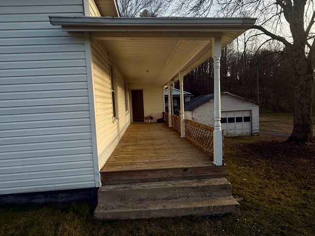 Building Photo - Classic 3/2 Farmhouse Charm with Modern Comfort & Room to Breathe