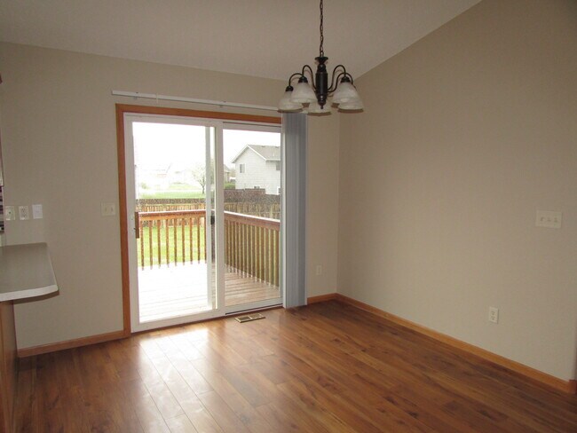 Foto del edificio - 4 BEDROOM | 3 BATH | FENCED YARD | DOUBLE CAR GARAGE | SUMMERSET