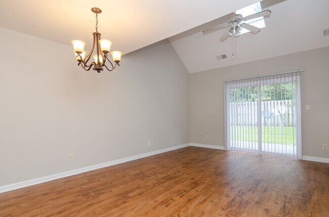 Foto del edificio - 4804 College Rd