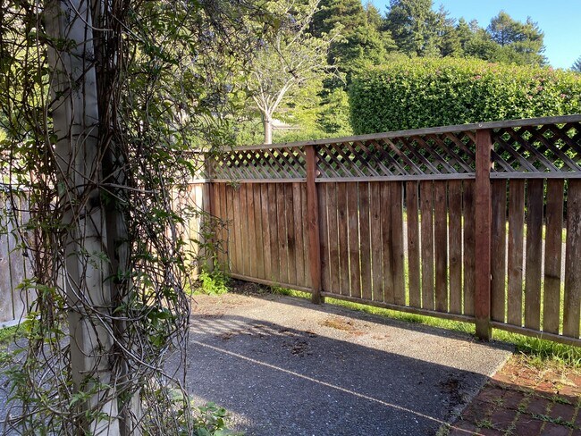 Foto del edificio - 674 Hidden Creek Rd