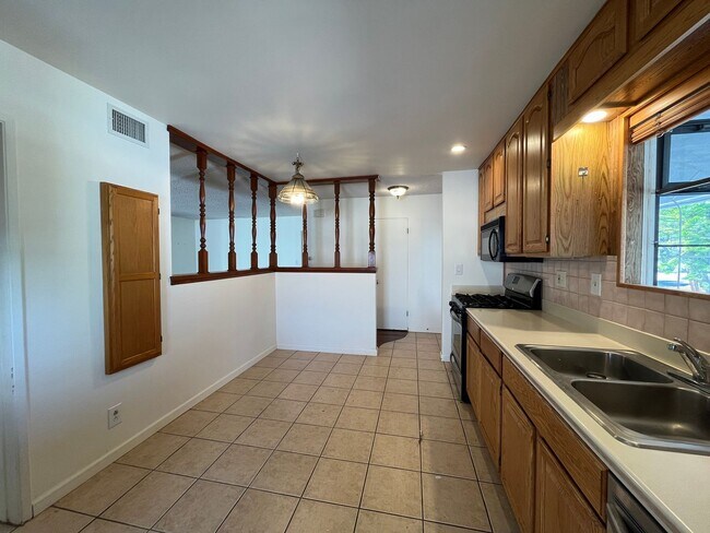 Building Photo - Simi 2+1.5 w/bonus room, RV parking + grea...