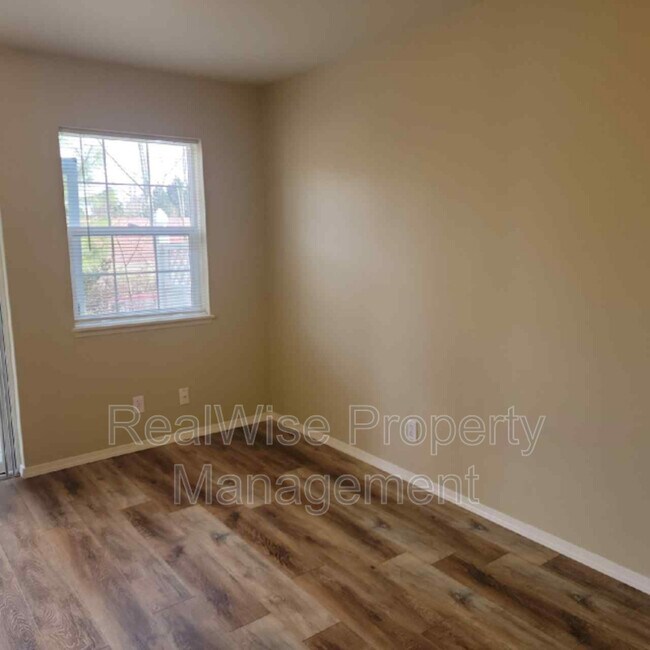 Building Photo - 2080 NE Chanel Ct