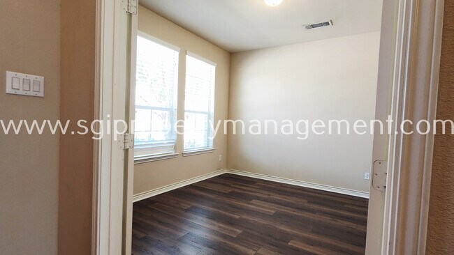 Foto del edificio - 817 Mist Flower Dr