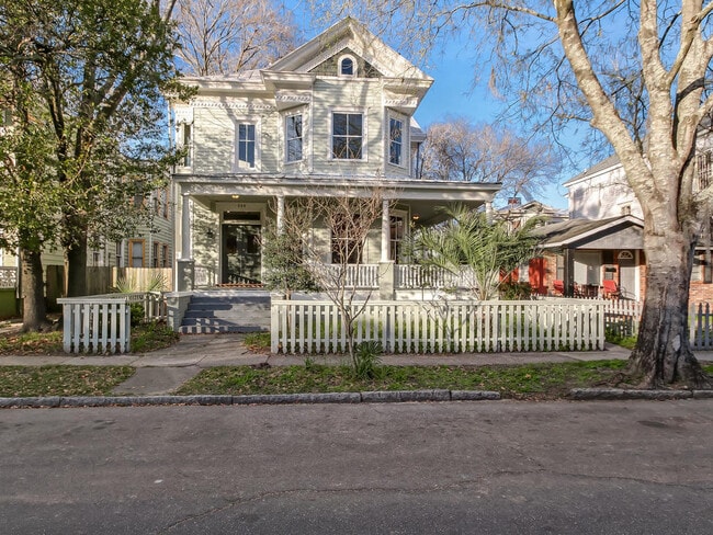 Building Photo - 208 W 35th St