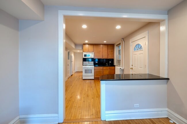 Building Photo - 3627 N Janssen Ave