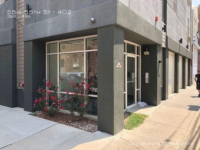 Building Photo - 554 55th St - 402 - 3 beds, 2 full baths