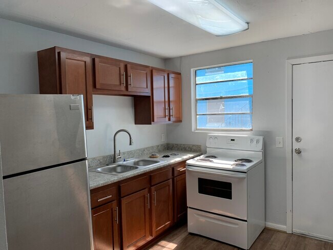 Building Photo - 1006 W 25th St