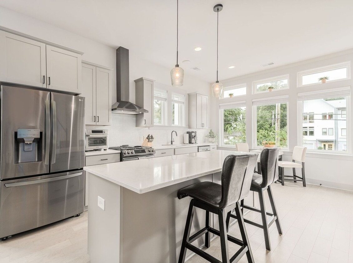 Primary Photo - Elevated Lowcountry House!