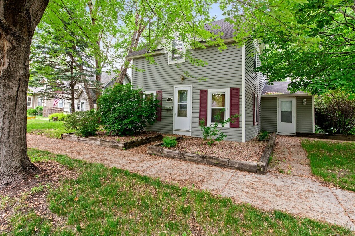 Primary Photo - 540 6th St W