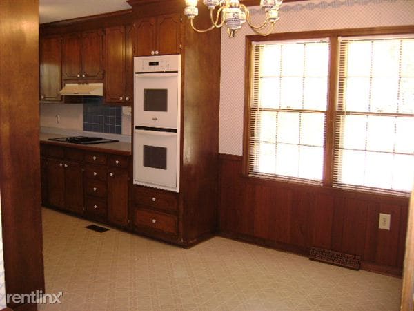 Building Photo - 528 Stagecoach Dr