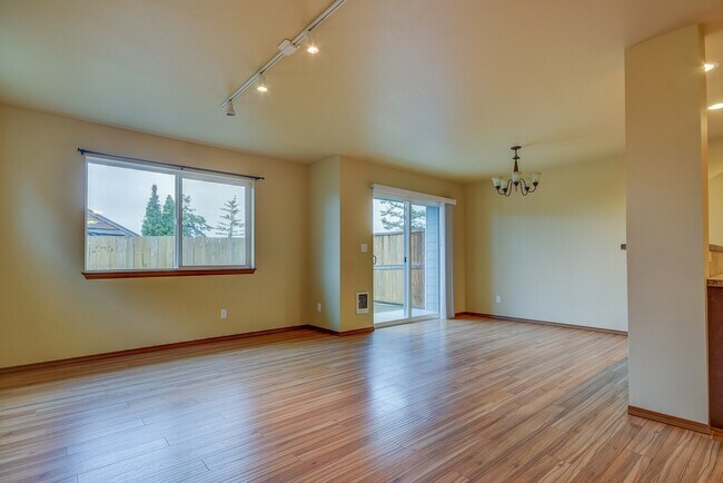 Building Photo - 3 Bed 2.5 Bath Townhome
